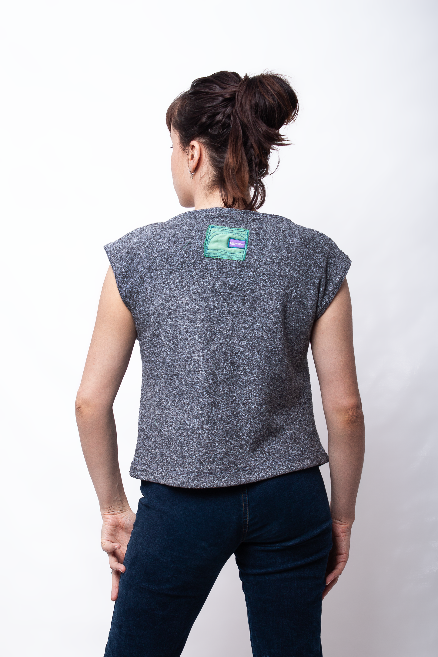 Grey sleevless sweatshirt with pocket